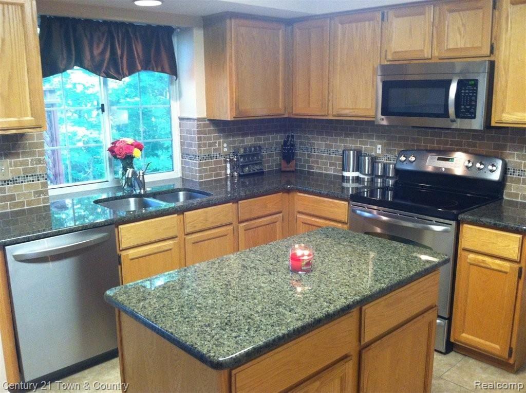 1331 Thames Drive Rochester, MI 48307 - Photo 5 of 25 IMG_1852.JPG