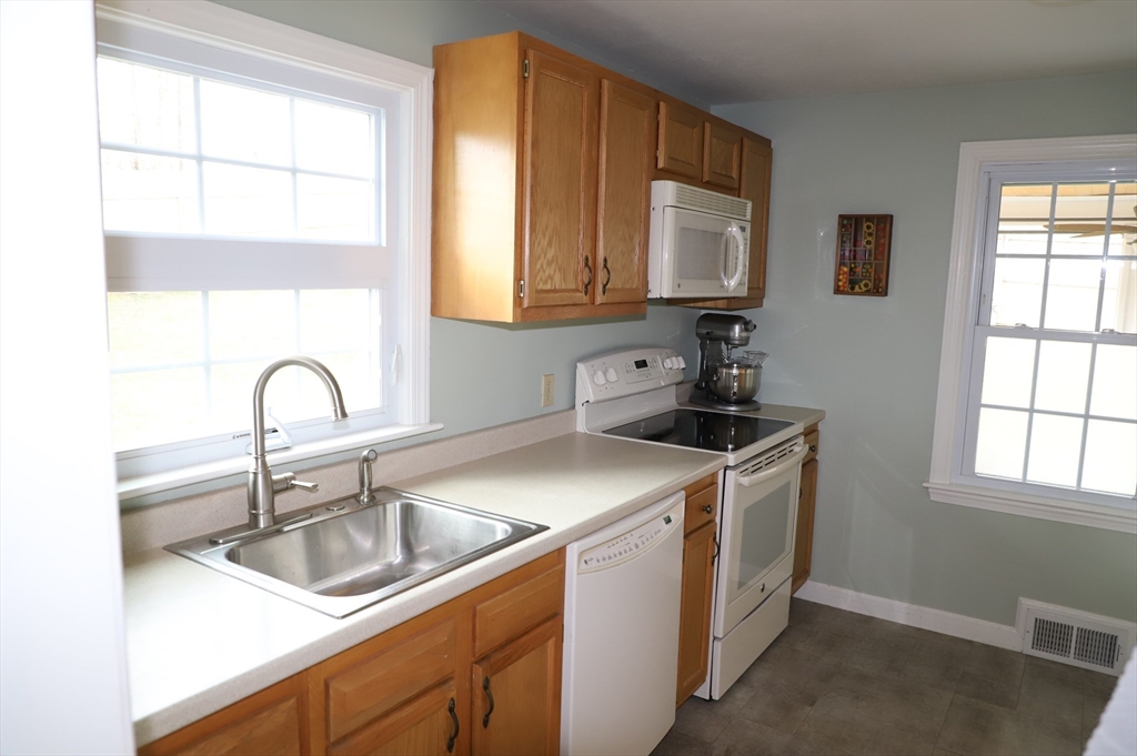37 Edgewater Road Agawam, MA 01001 - Photo 14 of 30 Gallery Image 14