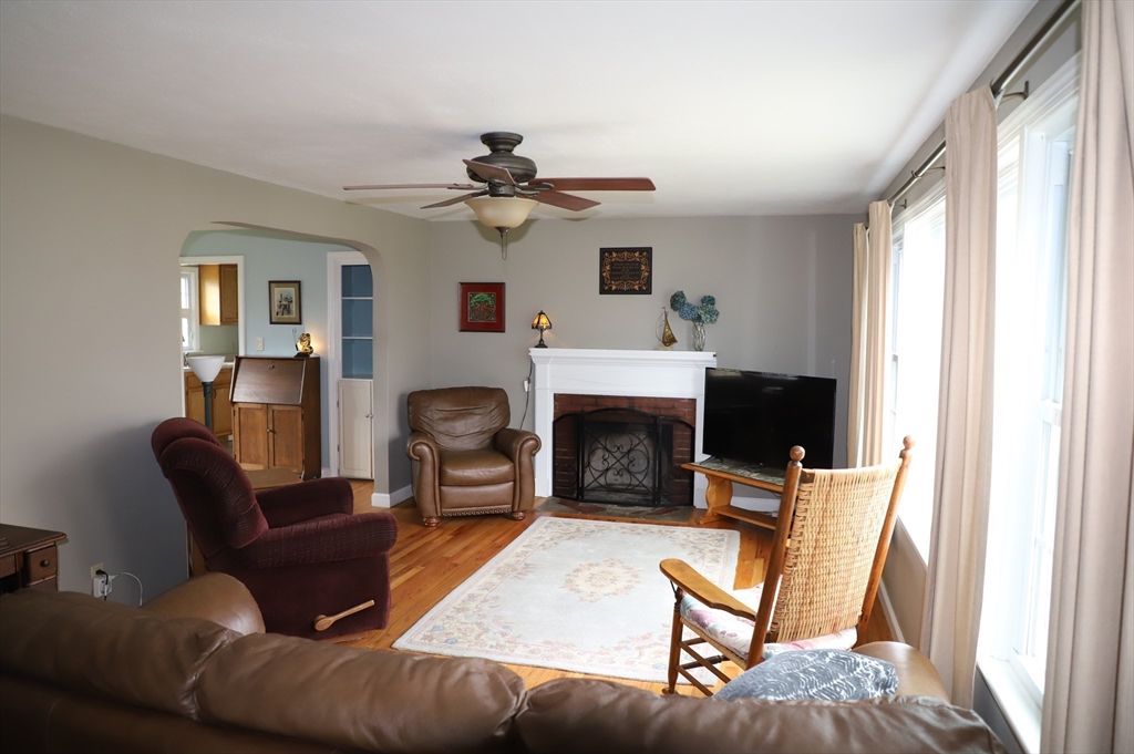 37 Edgewater Road Agawam, MA 01001 - Photo 9 of 30 Gallery Image 9