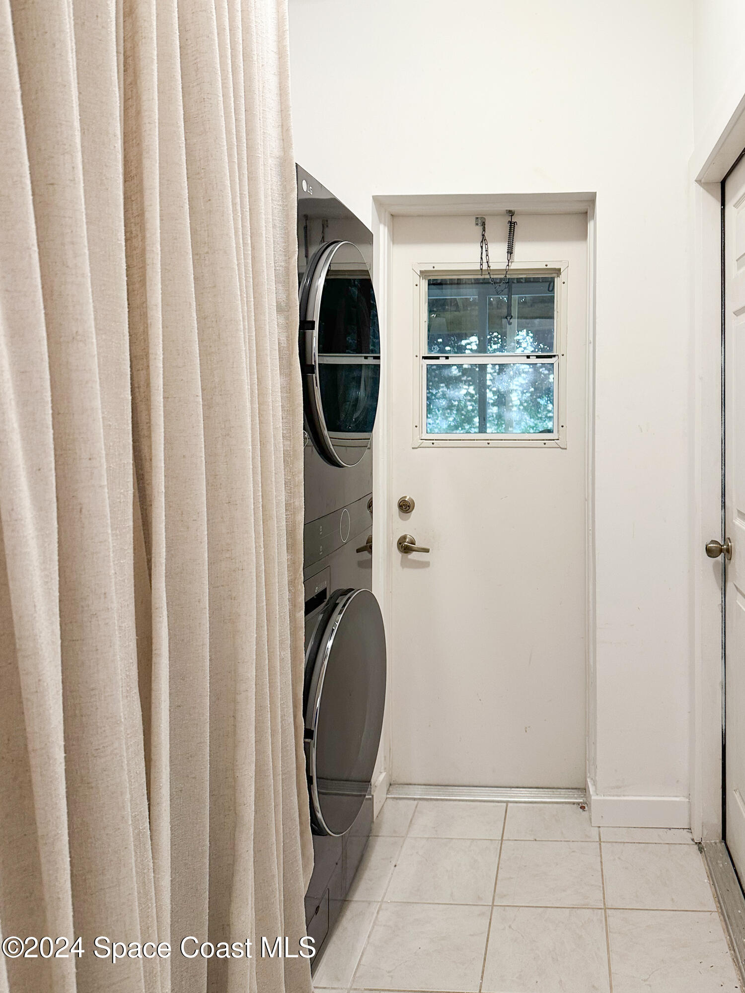 143 Caledonia Drive Melbourne Beach, FL 32951 - Photo 39 of 57 a utility room with dryer and washer