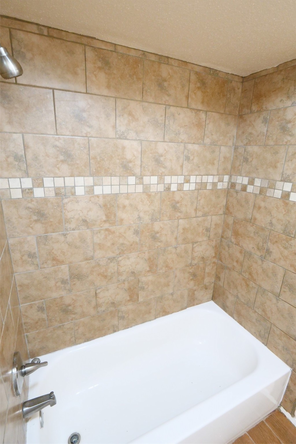 14911 Wunderlich Drive, Unit 2105 Houston, TX 77069 - Photo 14 of 24 a bathroom with a bathtub