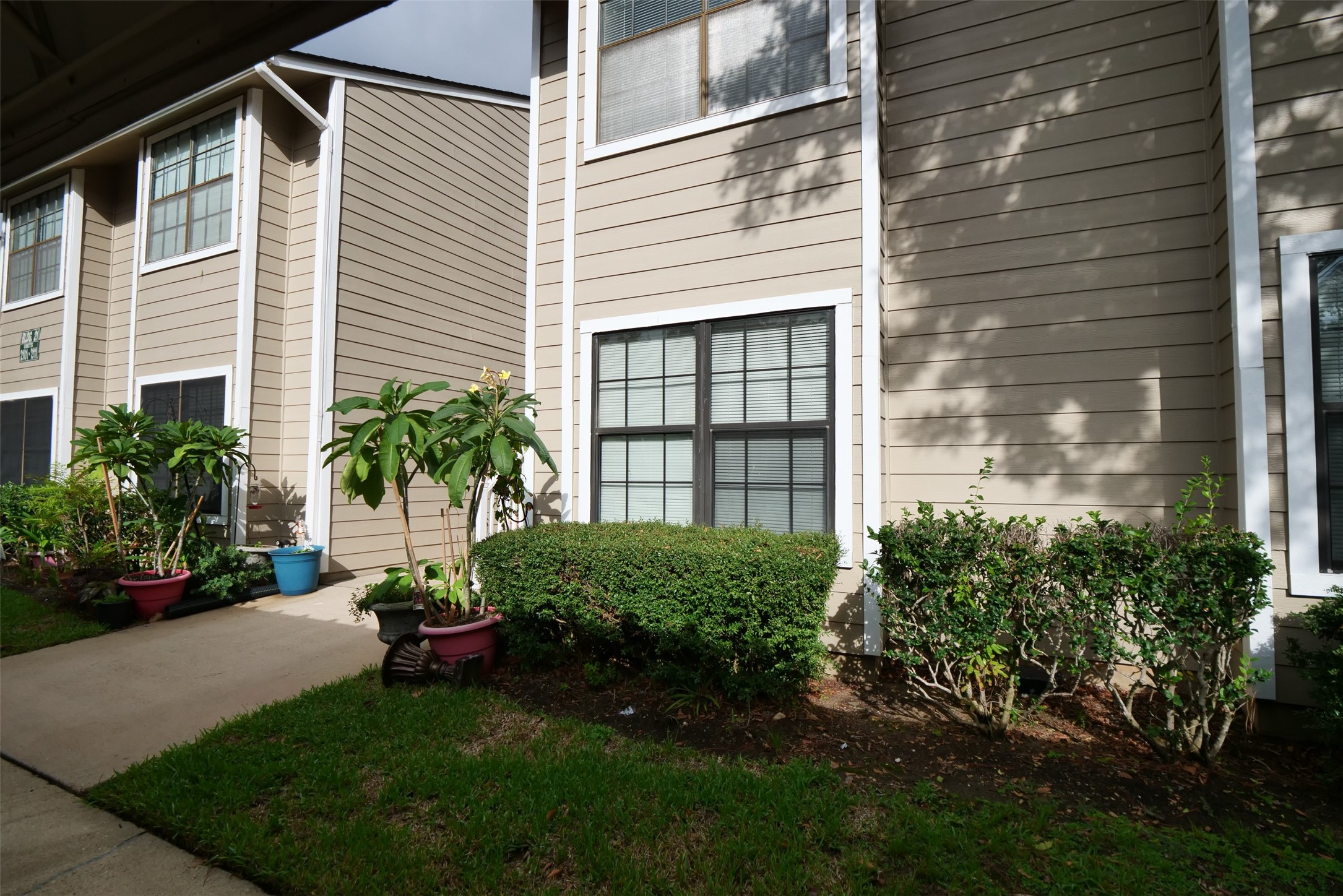 14911 Wunderlich Drive, Unit 2105 Houston, TX 77069 - Photo 2 of 24 a house with a garden view