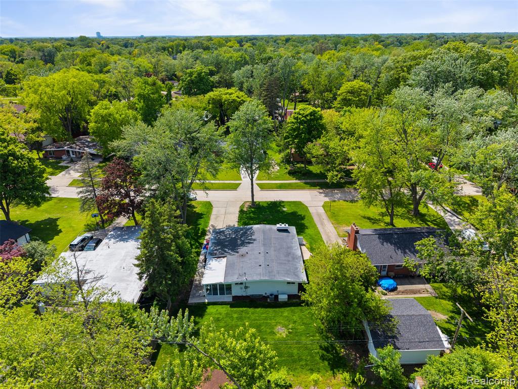 29748 Chelmsford Road Southfield, MI 48076 - Photo 33 of 42 Gallery Image 33