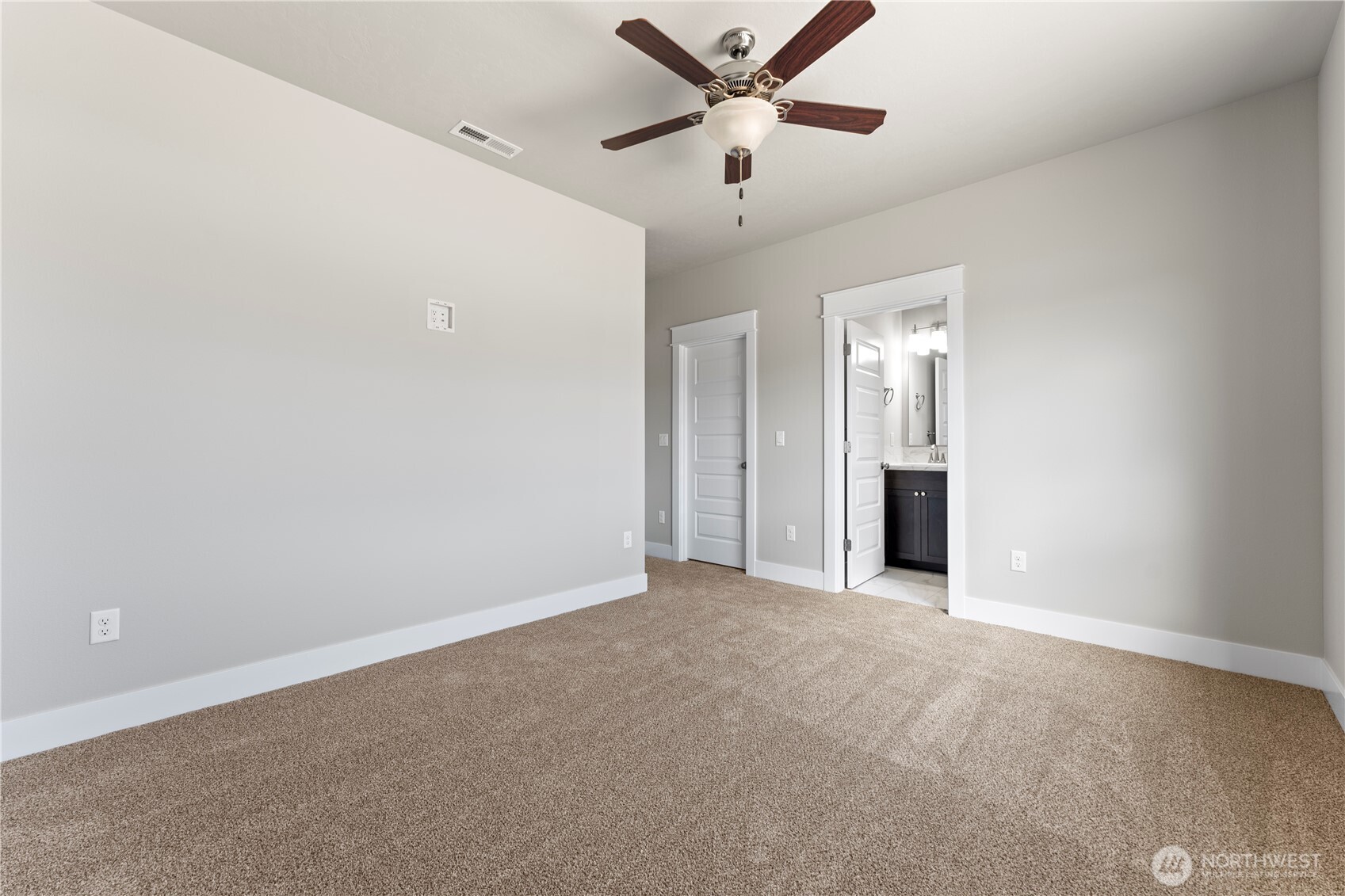 713 O Street Southwest Quincy, WA 98848 - Photo 21 of 34 an empty room with closet and windows