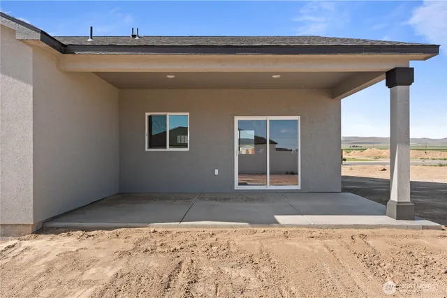 a view of a livingroom with a fireplace