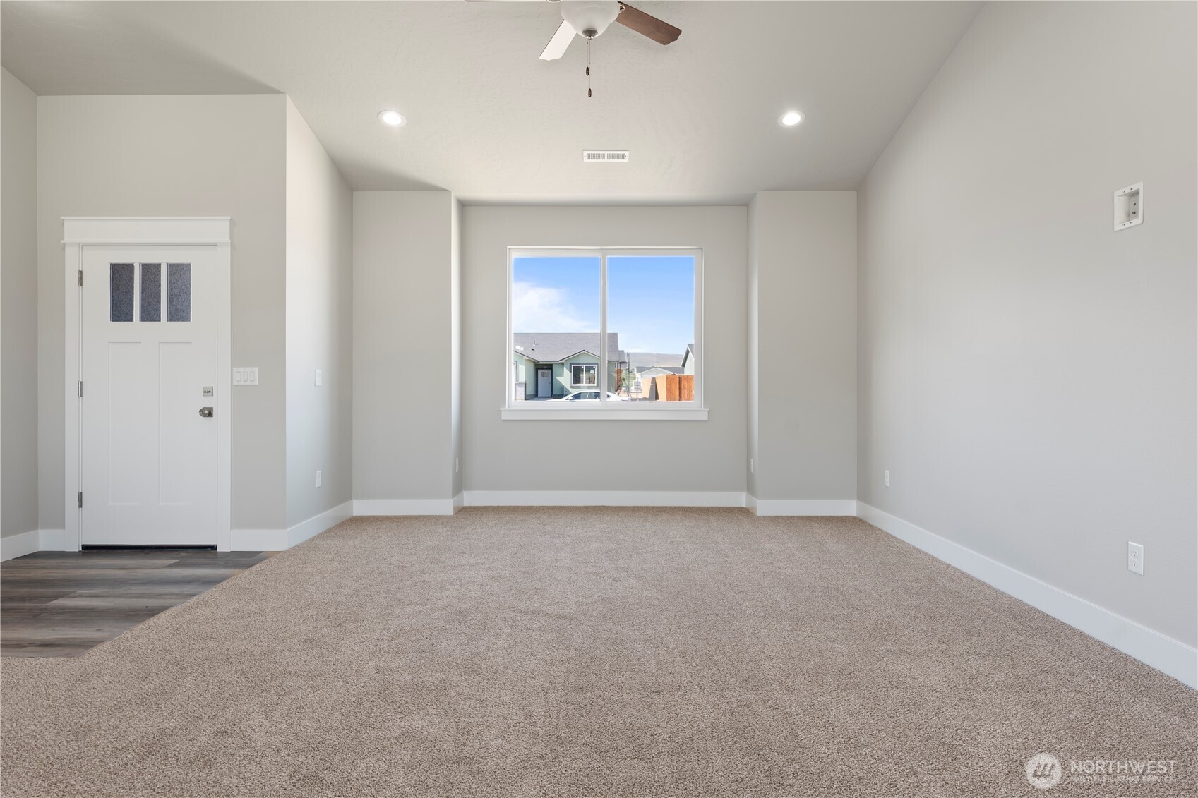 713 O Street Southwest Quincy, WA 98848 - Photo 8 of 34 an empty room with windows and closet