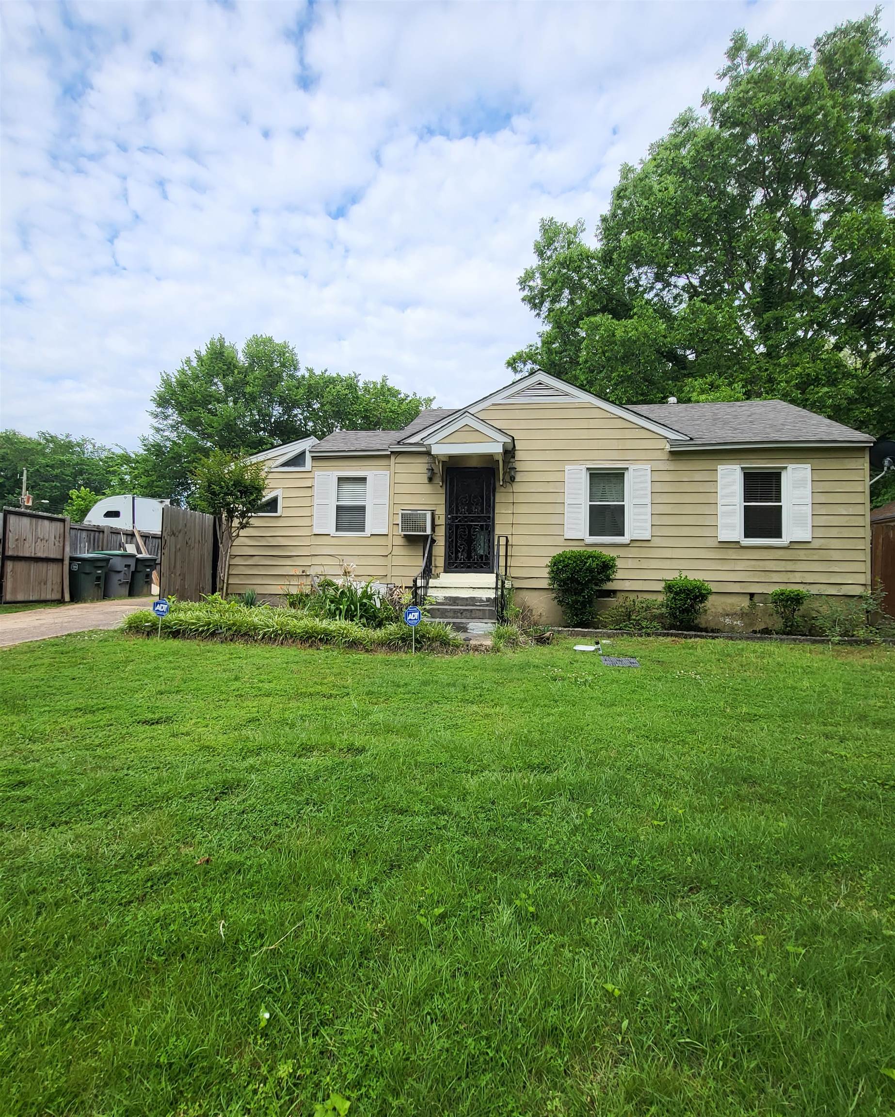 3480 Old Getwell Road Memphis, TN 38118 - Photo 1 of 20 a view of a house with backyard and garden