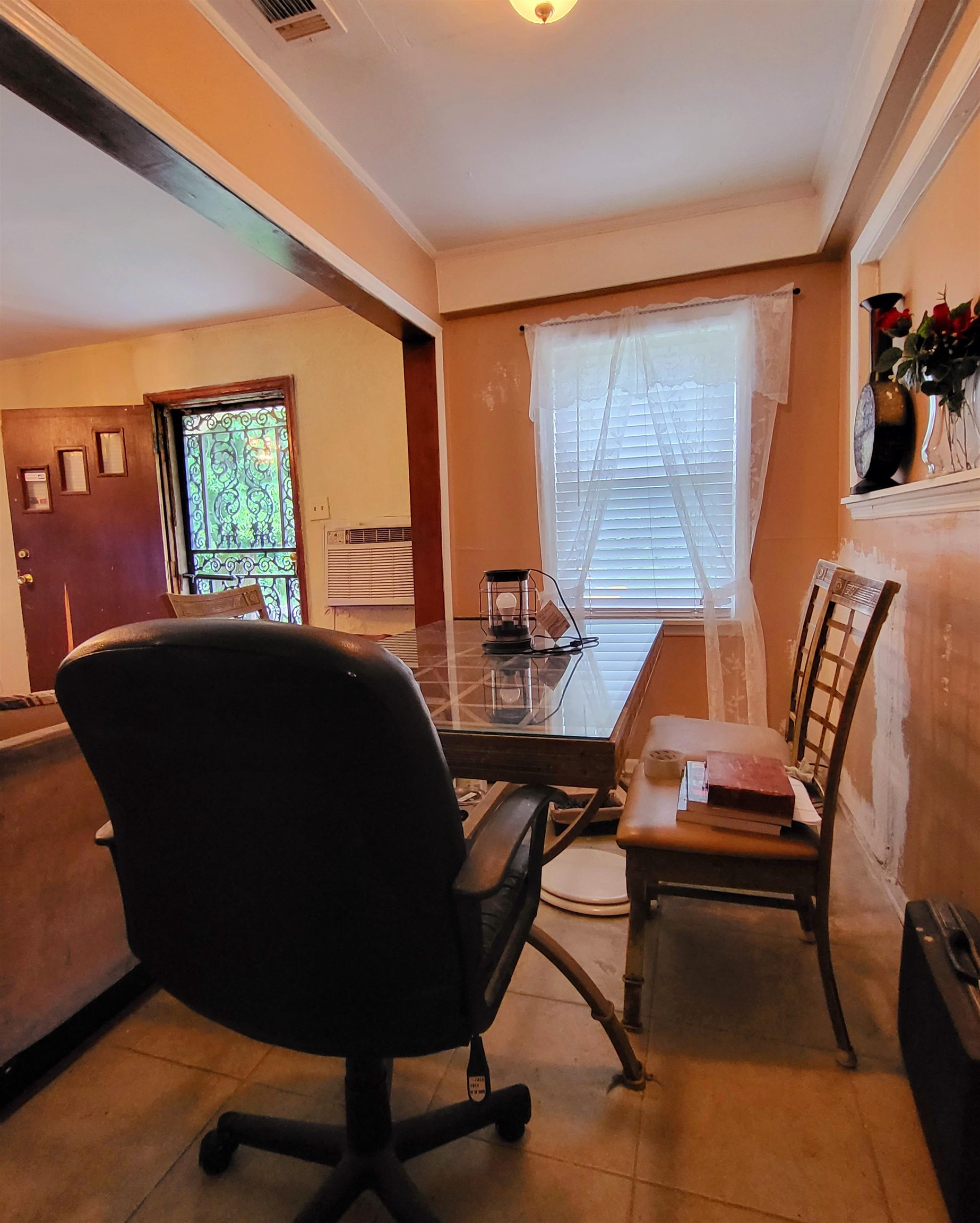 3480 Old Getwell Road Memphis, TN 38118 - Photo 17 of 20 a living room with furniture and a window