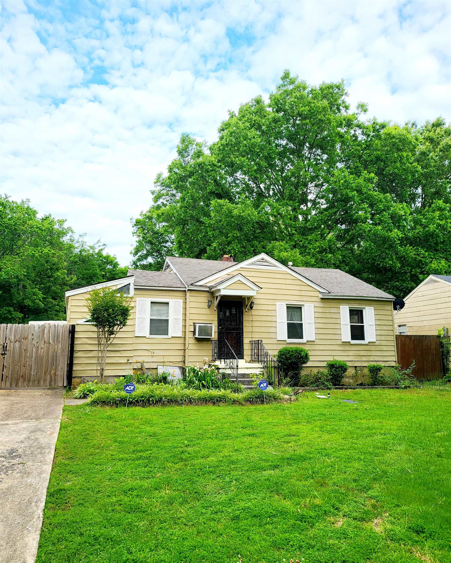 3480 Old Getwell Road Memphis, TN 38118 - Photo 20 of 20 a front view of house with yard and green space