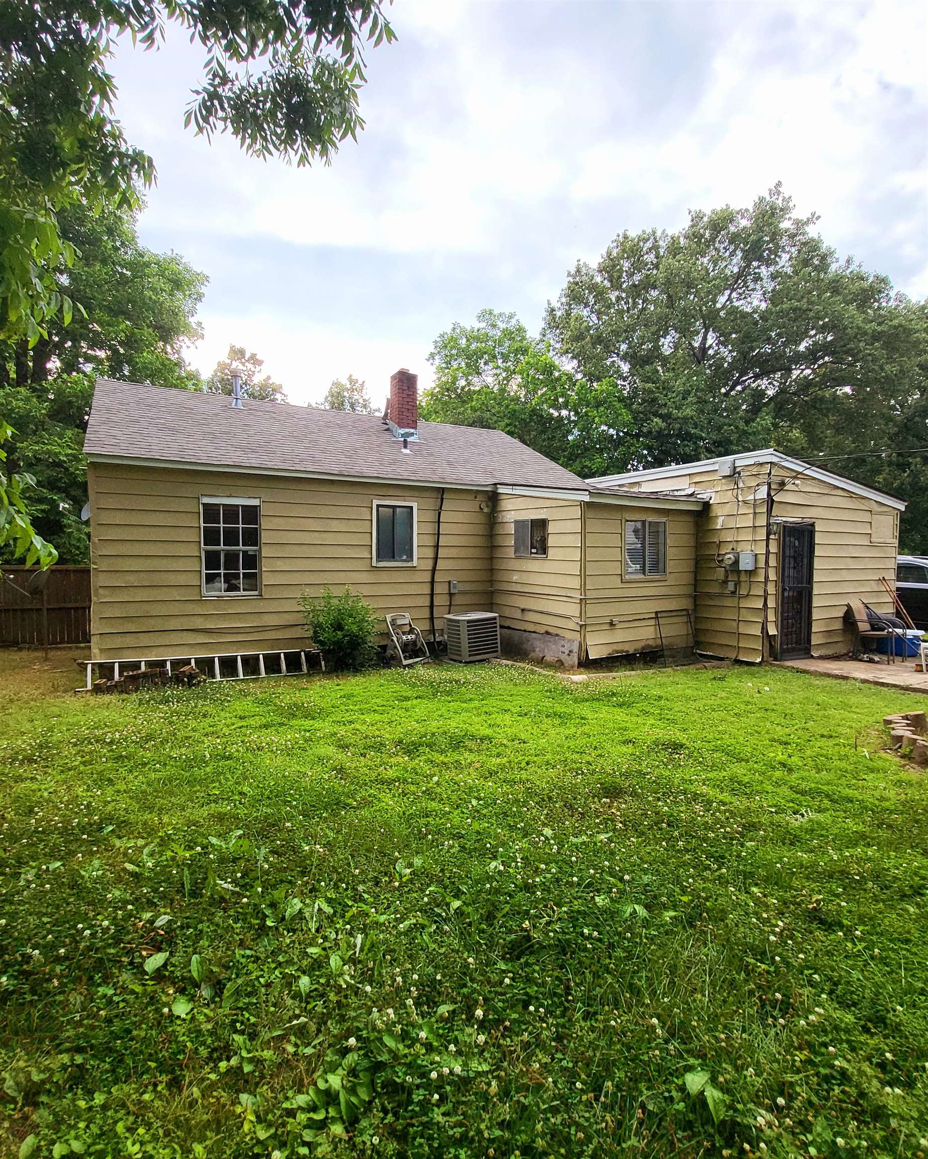 3480 Old Getwell Road Memphis, TN 38118 - Photo 3 of 20 a view of a house with a backyard