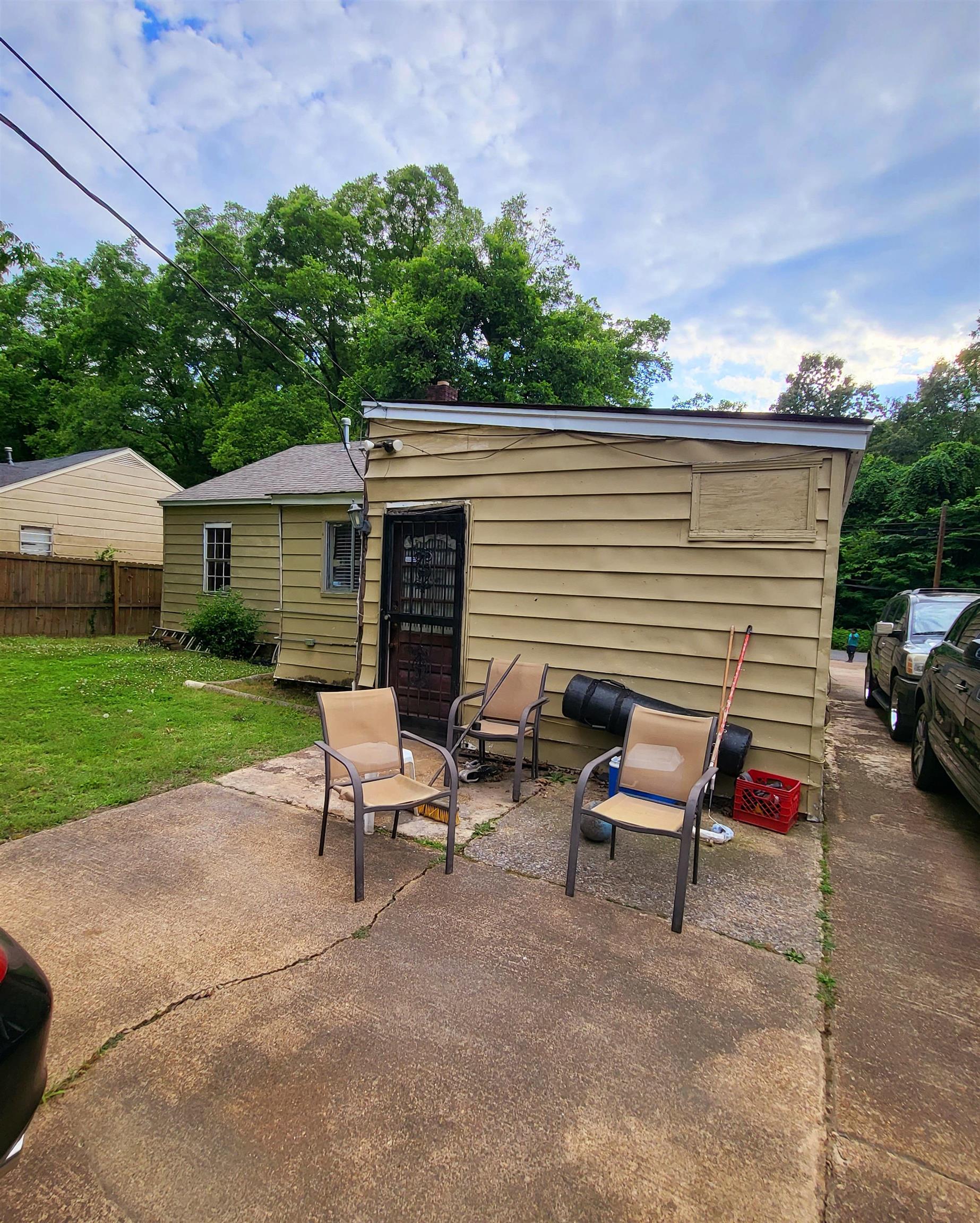 3480 Old Getwell Road Memphis, TN 38118 - Photo 5 of 20 a view of a patio with a table and chairs under an umbrella