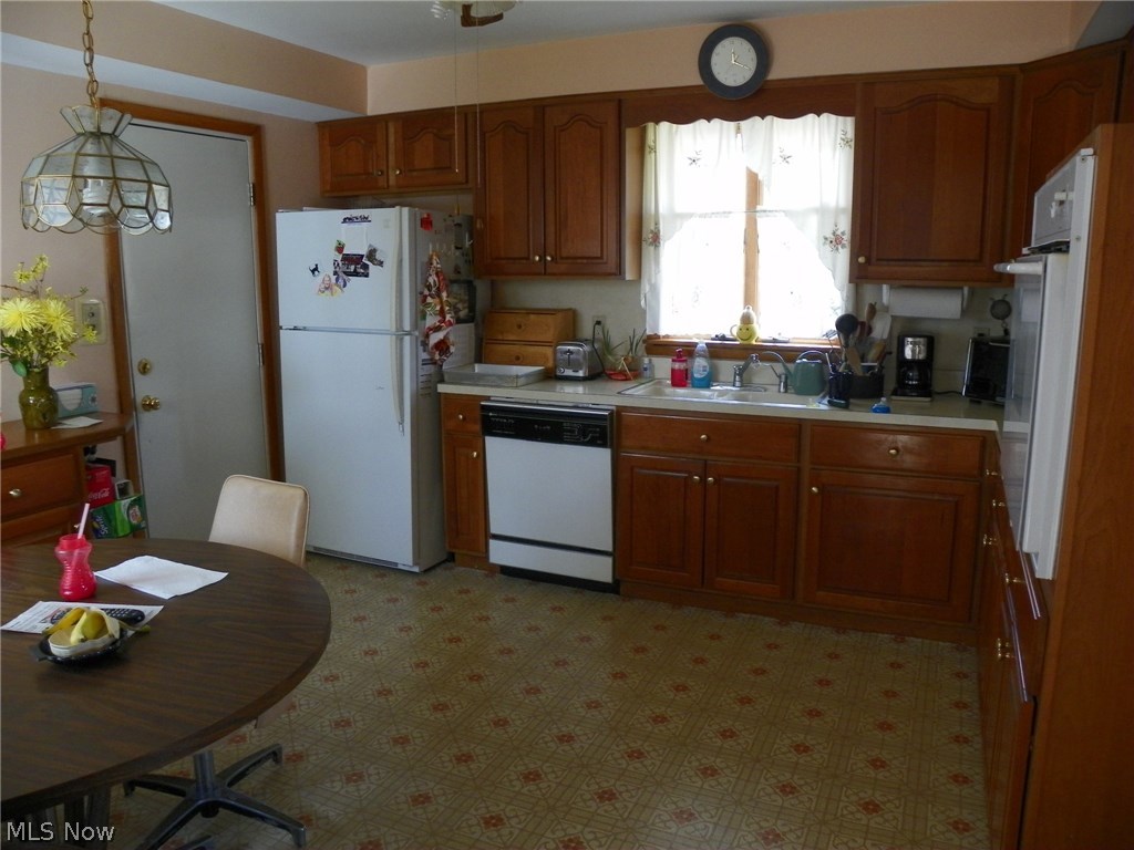 7750 Royal Ridge Drive Parma, OH 44129 - Photo 4 of 28