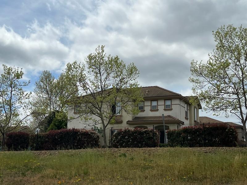 9145 Desiderio Way Gilroy, CA 95020 - Photo 5 of 33 a front view of a house with a yard