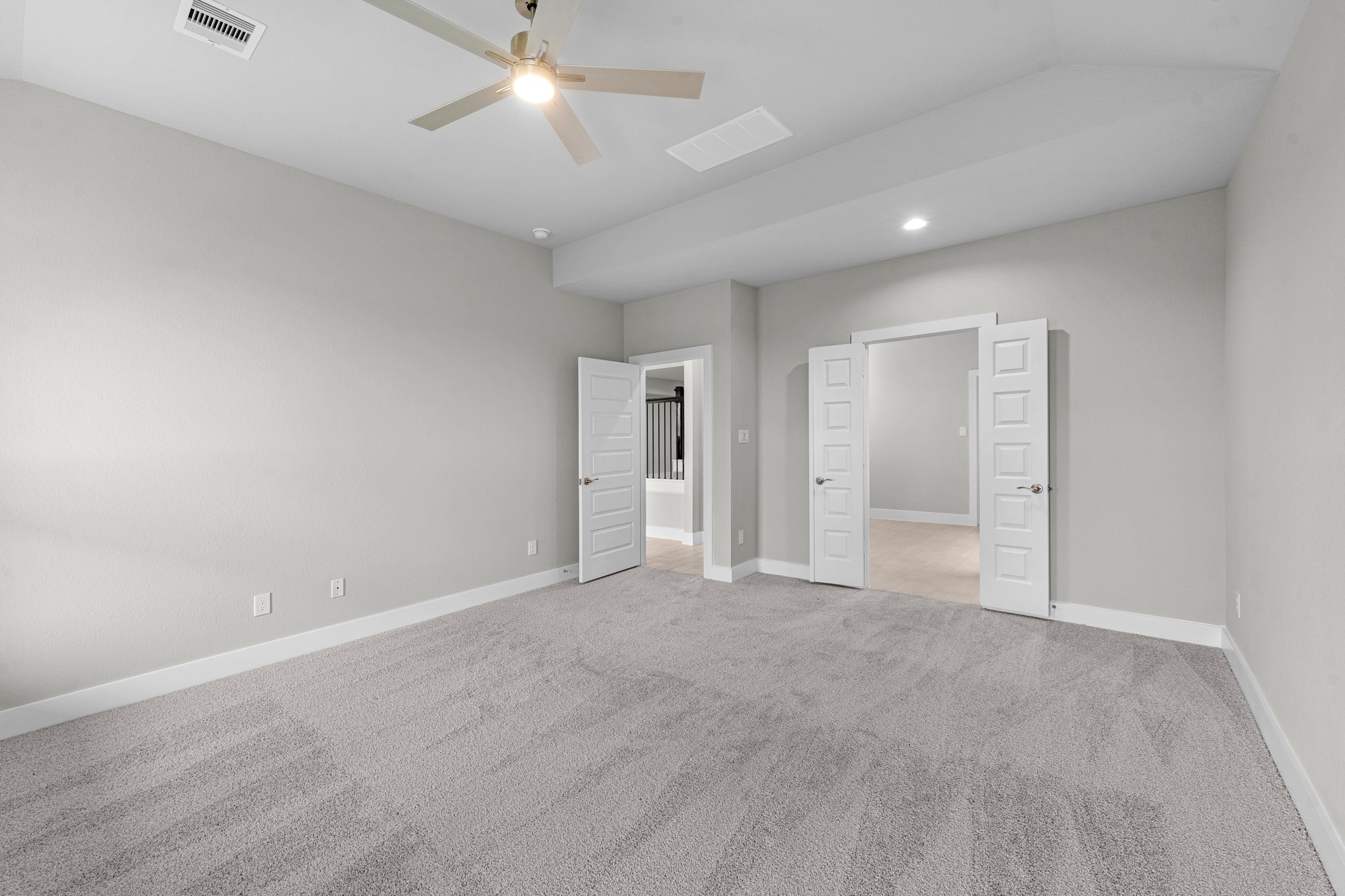 3410 Everglade Lane Rosenberg, TX 77471 - Photo 14 of 39 an empty room with closet and a ceiling fan