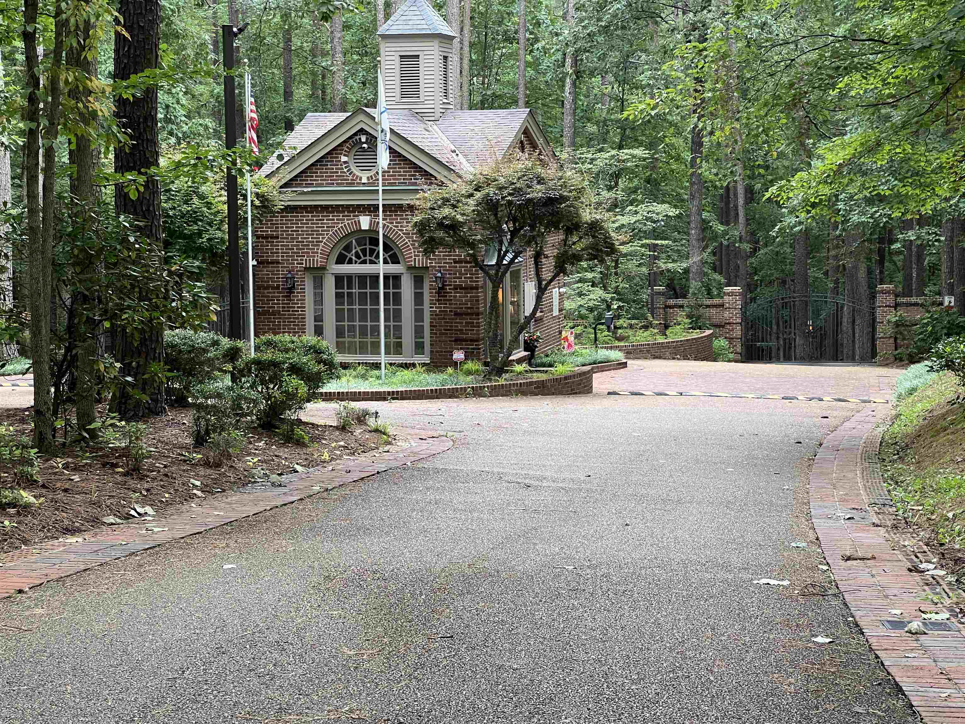 60 Point Grand Bluff Savannah, TN 38372 - Photo 32 of 34 a front view of a house with a yard and trees