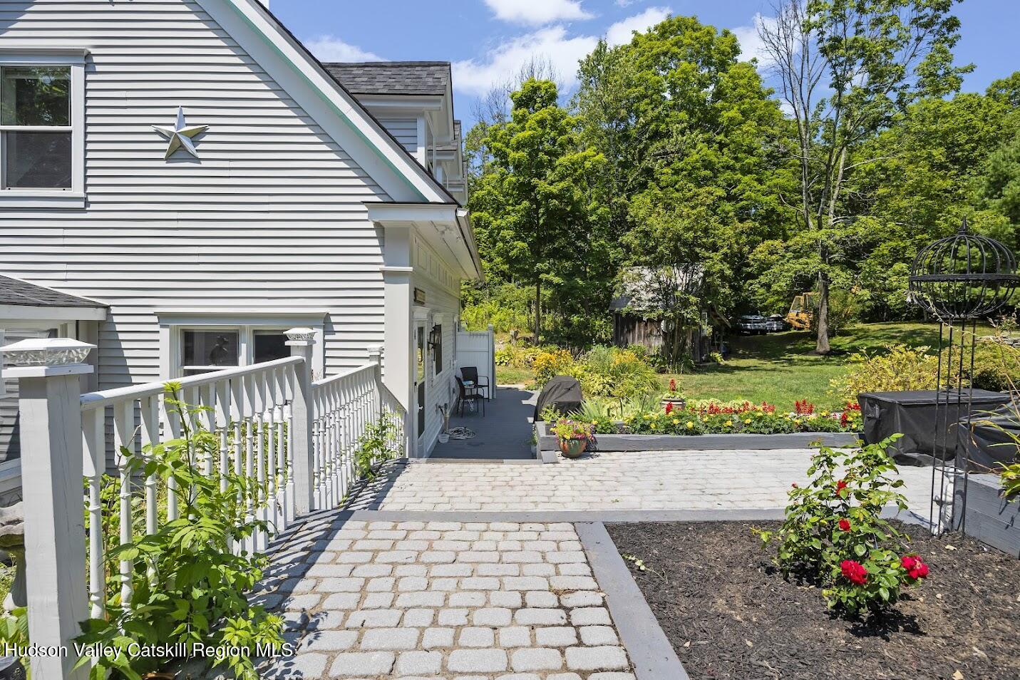 a view of a garden with wooden house