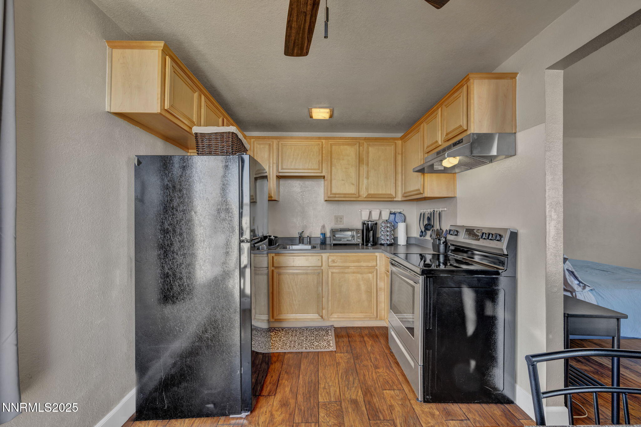 280 Island Avenue, Unit 1406 Reno, NV 89501 - Photo 8 of 28 a kitchen with a refrigerator a stove top oven a sink and dishwasher