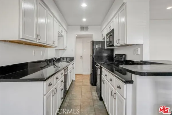 $3,400 | 5003 Tilden Avenue, Unit 109, Sherman Oaks, CA 91423