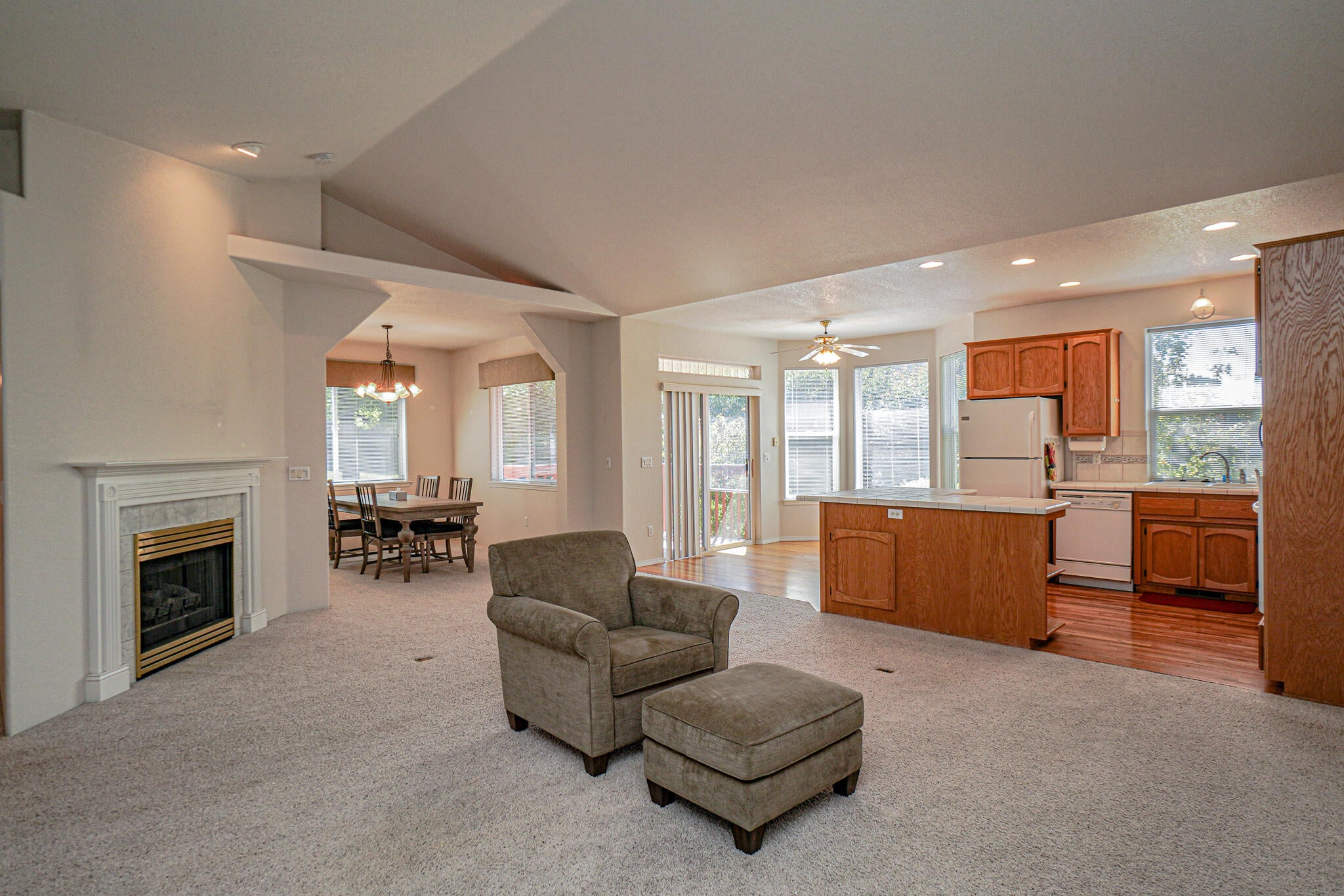 2398 Springbrook Road, Unit 4 Medford, OR 97504 - Photo 5 of 27 living dinning kitchen