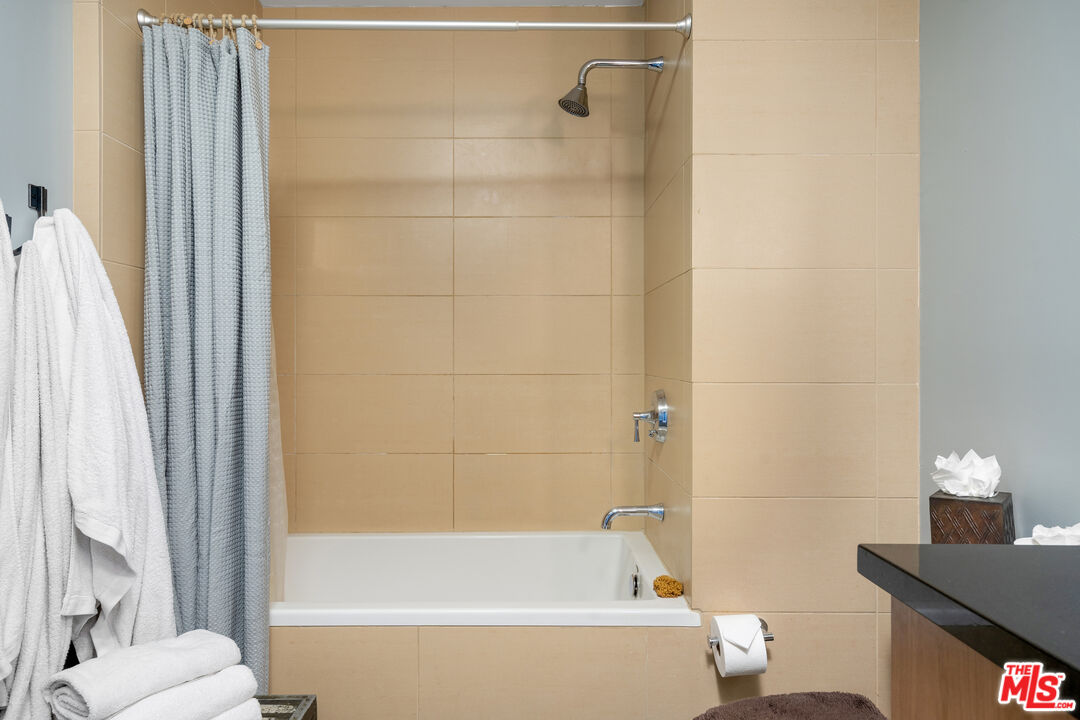 460 South Spring Street, Unit 813 Los Angeles, CA 90013 - Photo 19 of 26 a bathroom with a bathtub and a sink