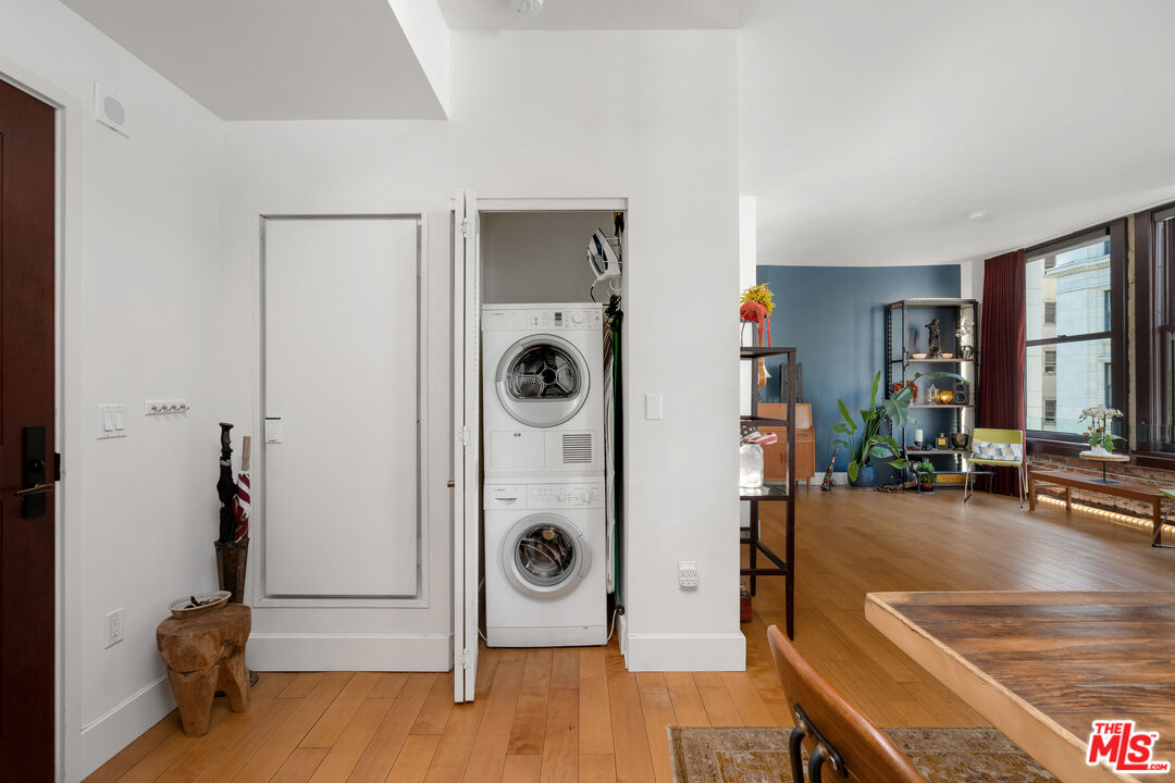 460 South Spring Street, Unit 813 Los Angeles, CA 90013 - Photo 20 of 26 a view of a room with gym equipment