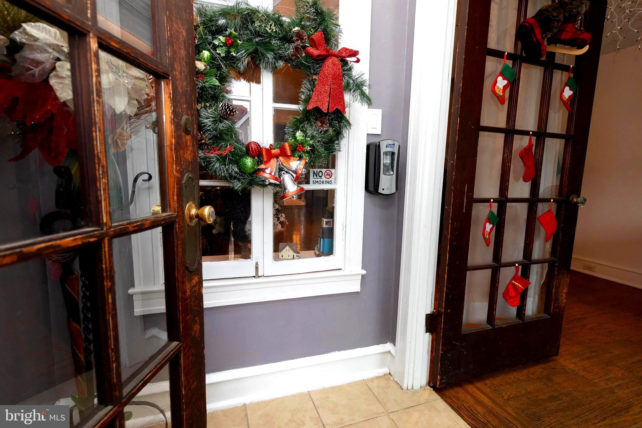7138 Cottage Street Philadelphia, PA 19135 - Photo 3 of 38 Enclosed foyer