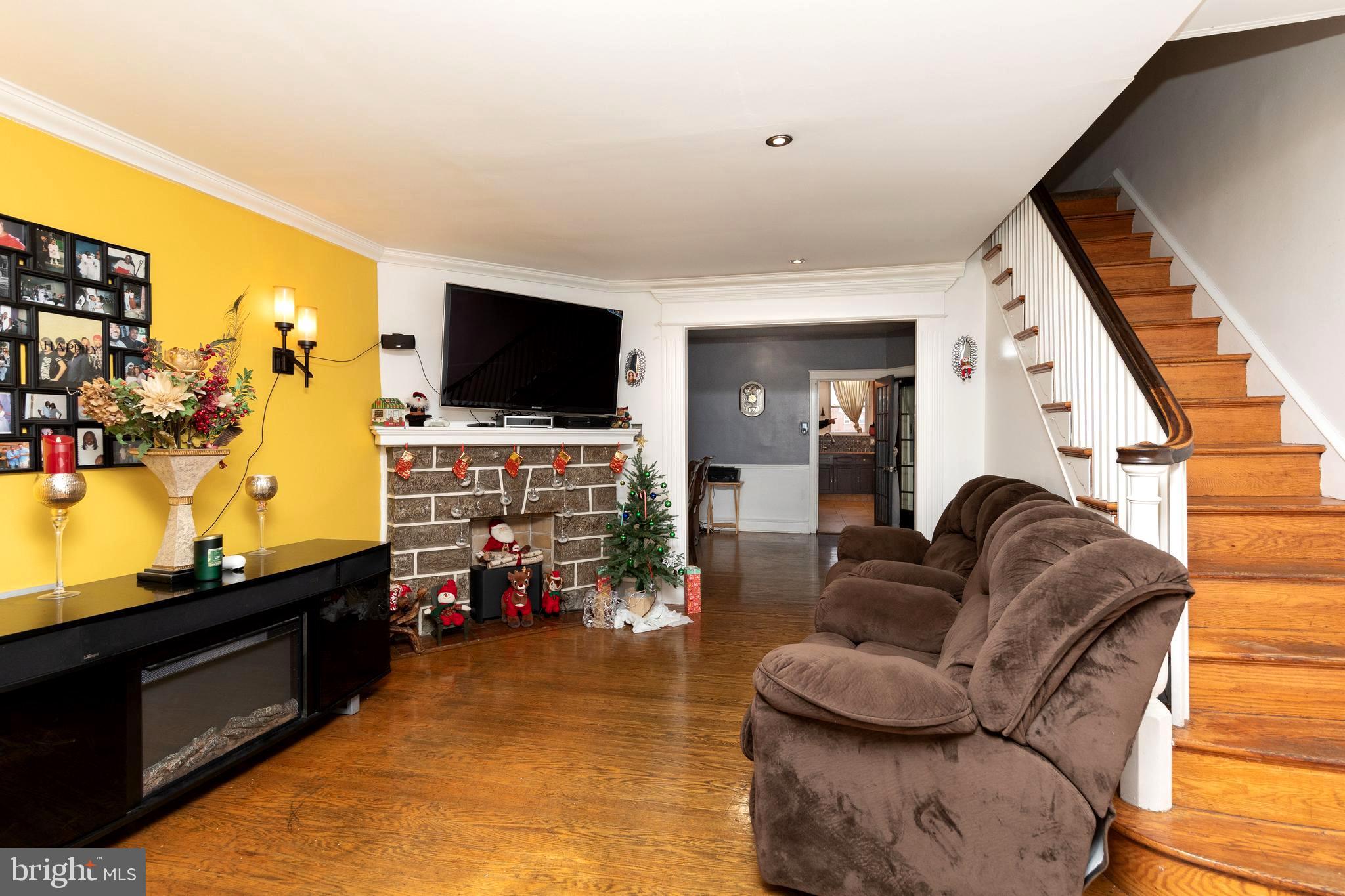 7138 Cottage Street Philadelphia, PA 19135 - Photo 4 of 38 Spacious living room