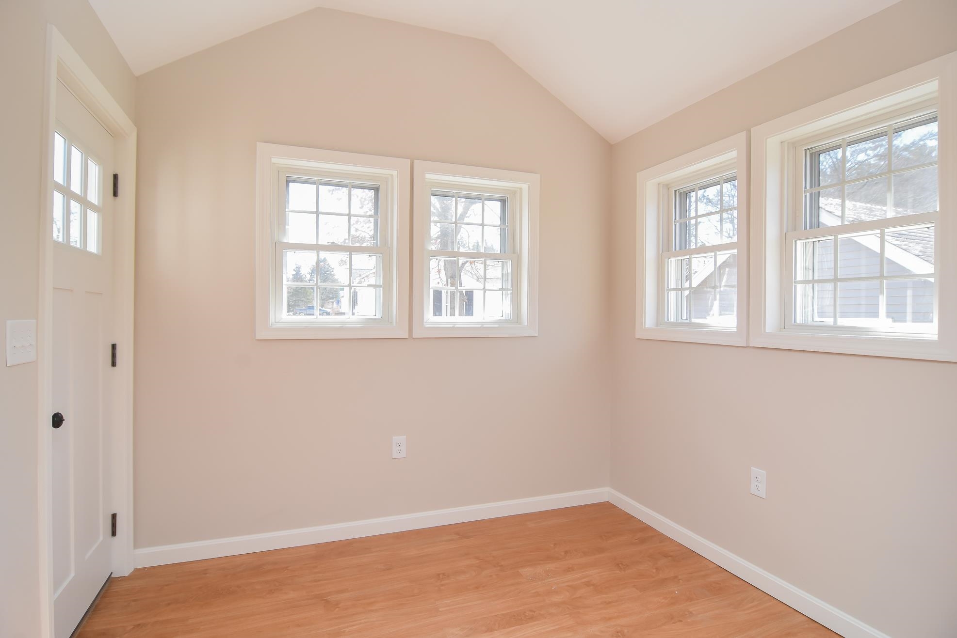 281 Bodwell Road Manchester, NH 03109 - Photo 4 of 26