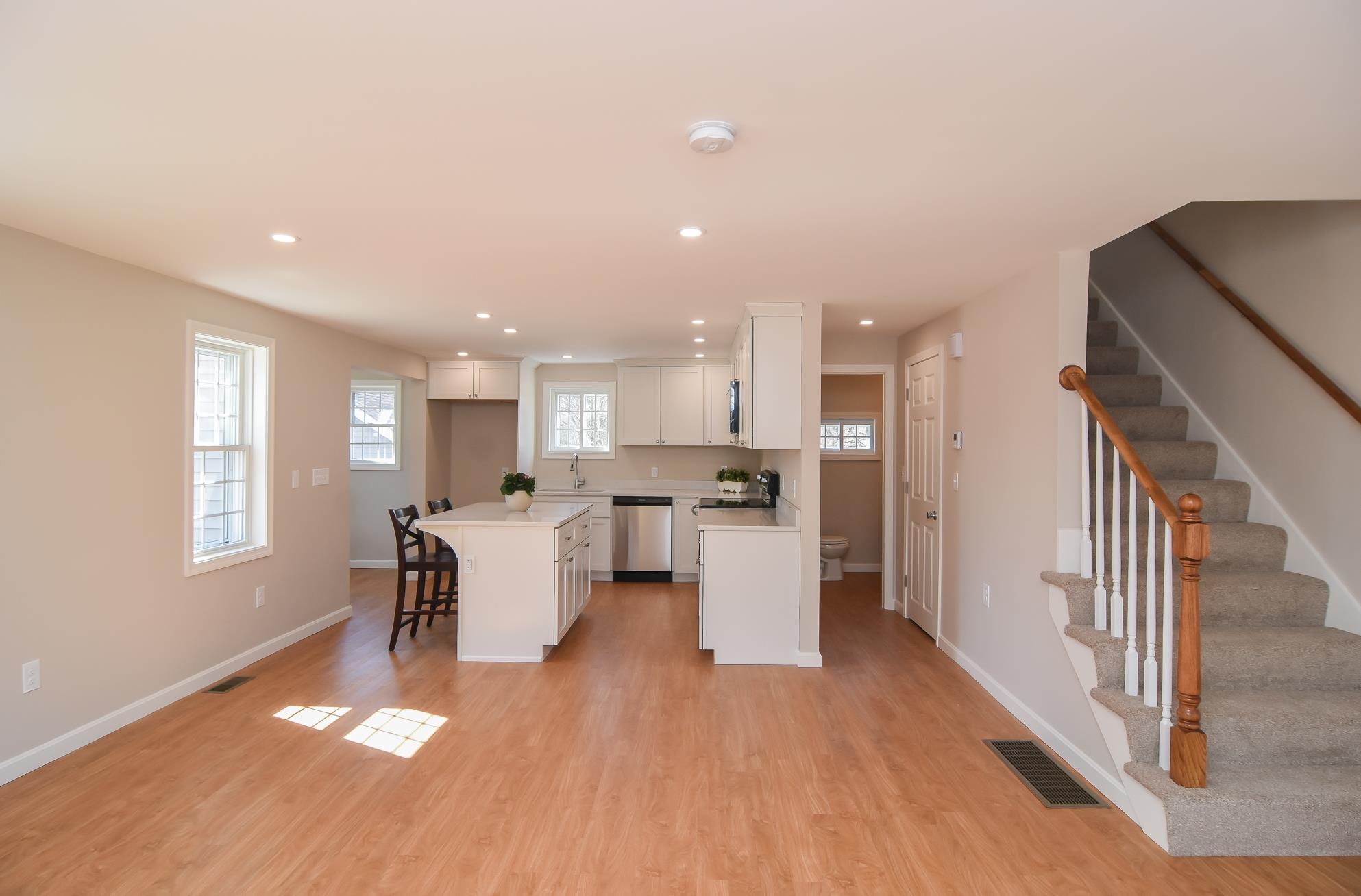 281 Bodwell Road Manchester, NH 03109 - Photo 8 of 26
