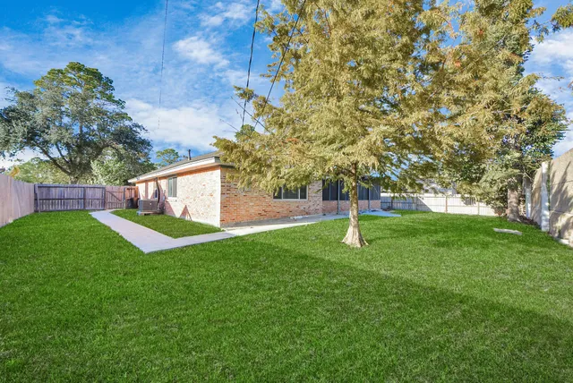 a view of a house with a backyard
