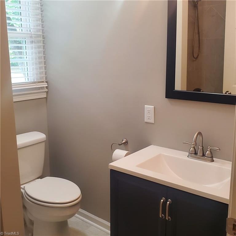474 Stratford Road Lexington, NC 27292 - Photo 6 of 16 Main level bath vanity area