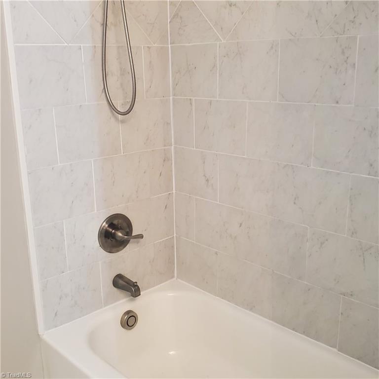 474 Stratford Road Lexington, NC 27292 - Photo 7 of 16 Main level bathtub