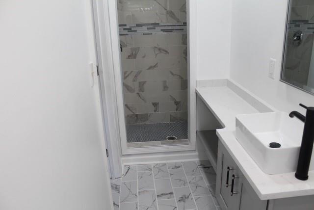 1076 Grant Way Southeast Atlanta, GA 30315 - Photo 17 of 29 a bathroom with a bathtub and shower