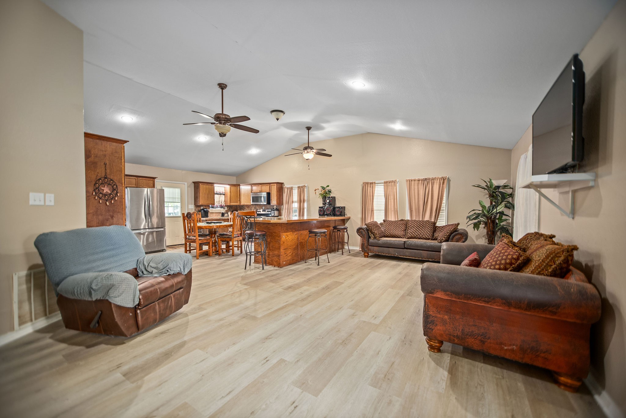 190 Hood Road Inez, TX 77968 - Photo 6 of 29 a living room with furniture and a flat screen tv