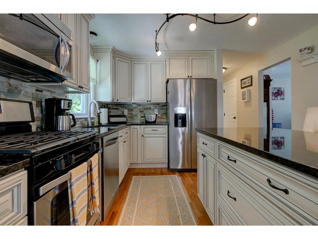14 Pinebrook Road Nashua, NH 03062 - Photo 8 of 36