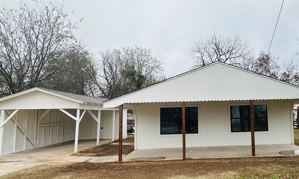 102 North Pinto Street Comanche, TX 76442 - Photo 2 of 23 a front view of a house with garden