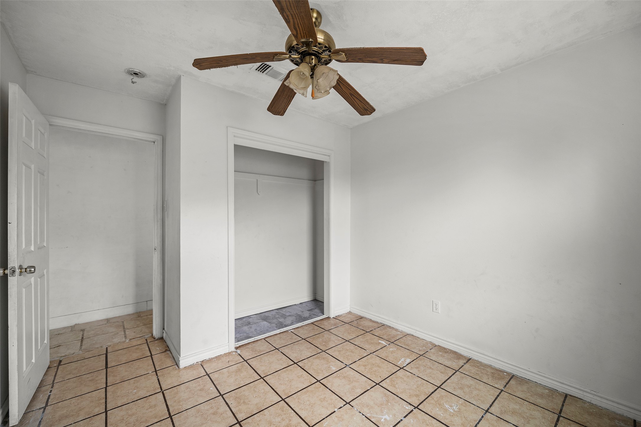 330 3rd Street Hempstead, TX 77445 - Photo 7 of 13 a view of a livingroom with closet