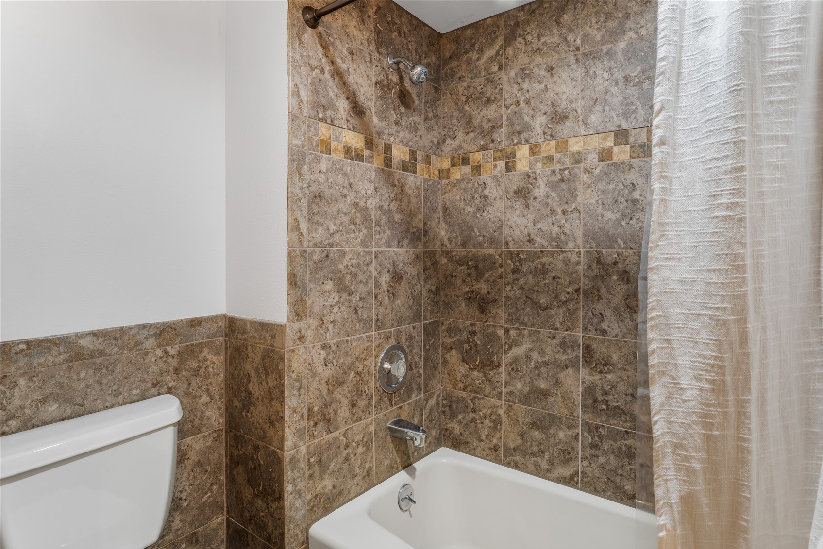 22804 Highway 6, Unit 102 Keystone, CO 80435 - Photo 23 of 34 a bathroom with a toilet and a bathtub