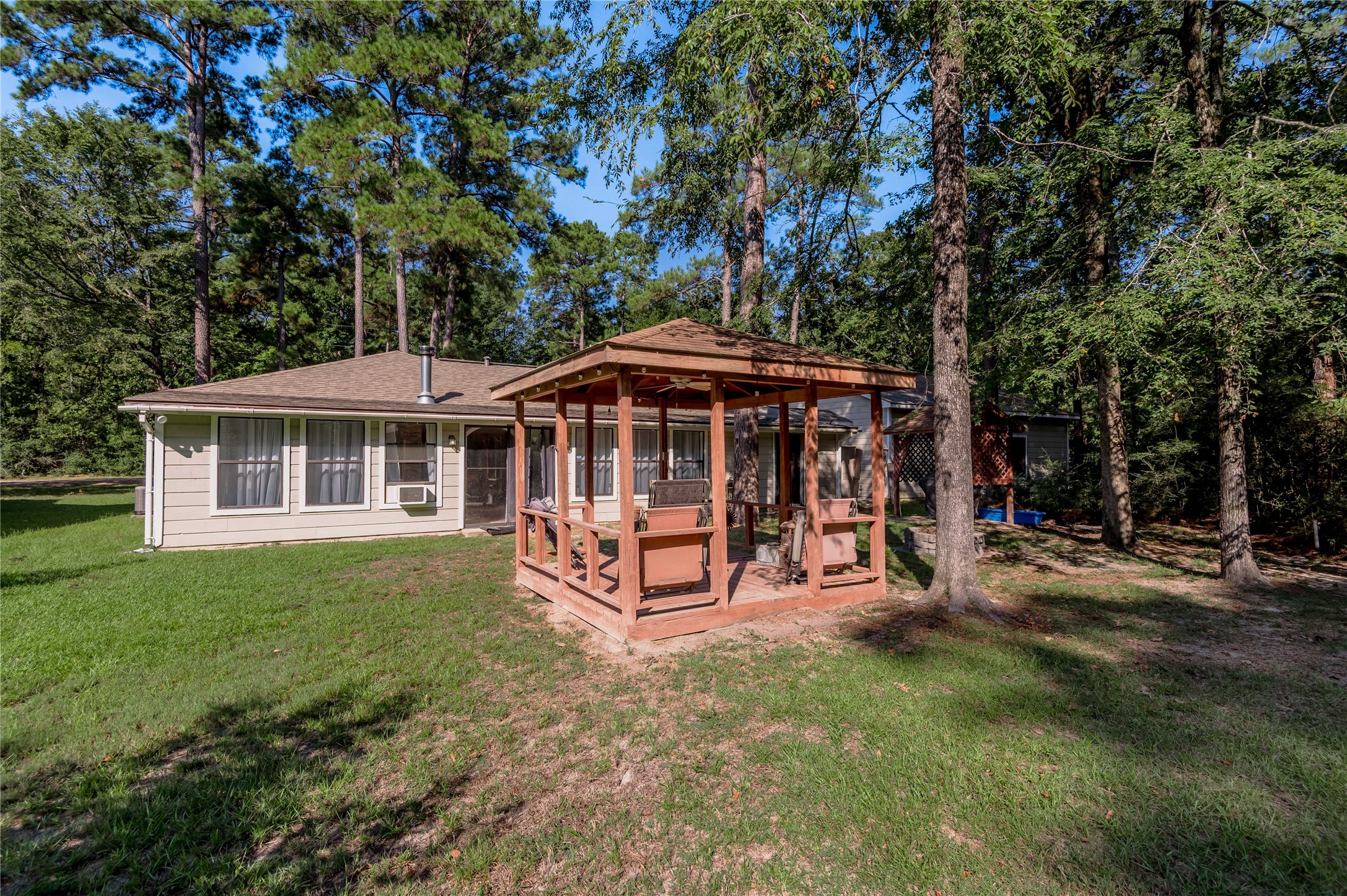 37 Spreading Oak Trinity, TX 75862 - Photo 6 of 21 a front view of a house with garden