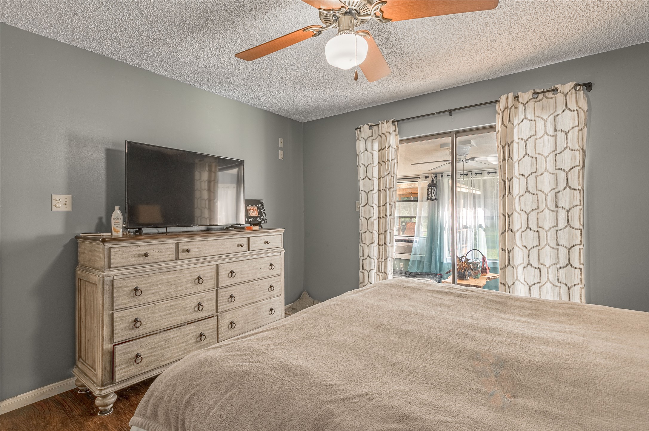 37 Spreading Oak Trinity, TX 75862 - Photo 9 of 21 a bedroom with a large bed and a flat tv screen on dresser