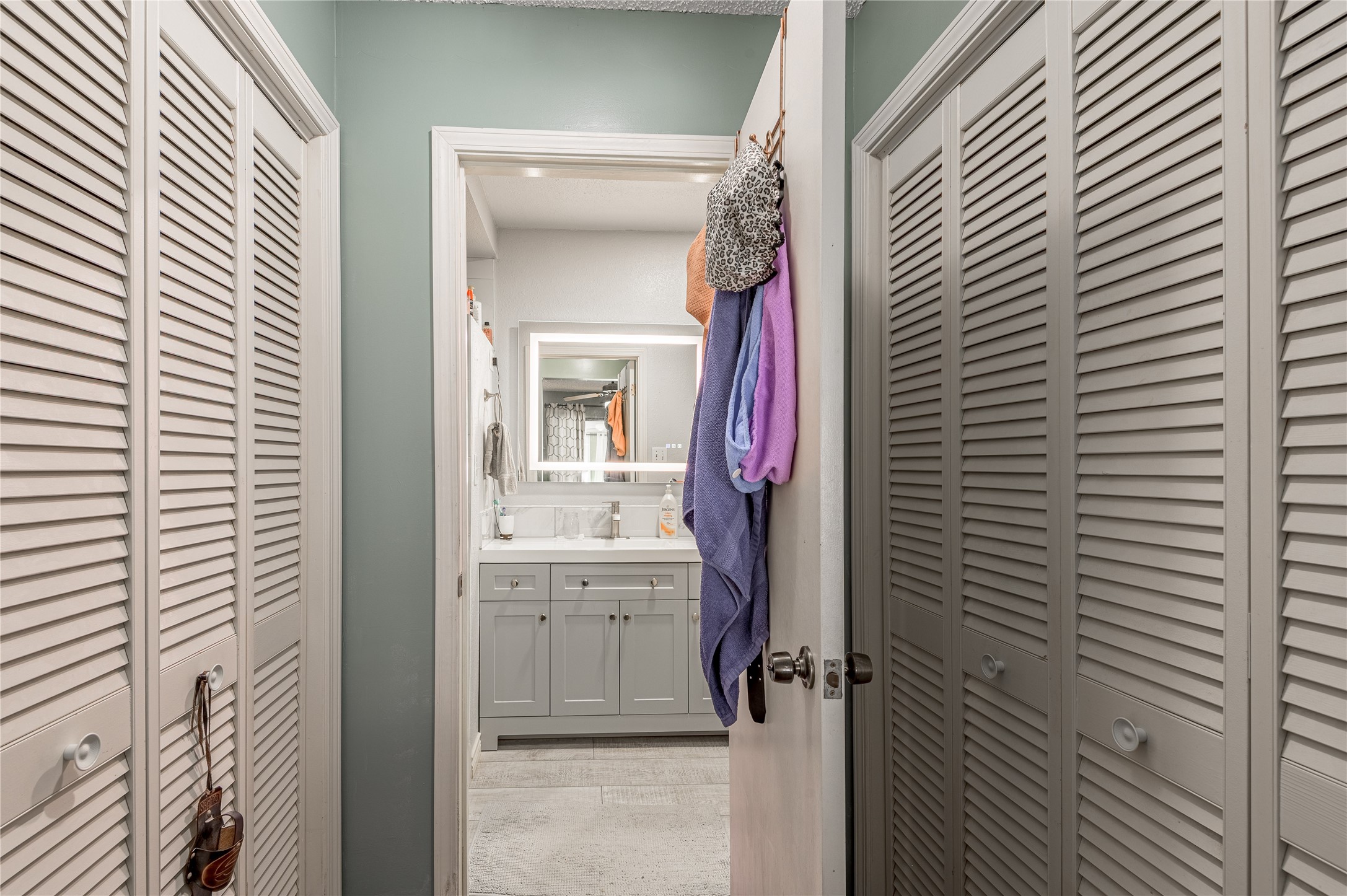 37 Spreading Oak Trinity, TX 75862 - Photo 10 of 21 a bathroom with a bathtub and a sink