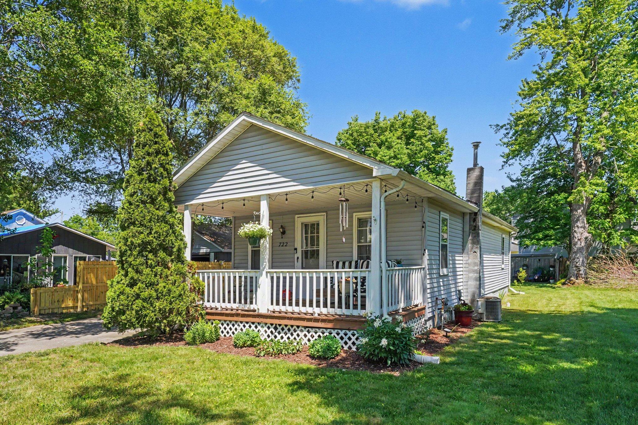 722 South Grant Avenue Three Rivers, MI 49093 - Photo 2 of 26 004_file_5729