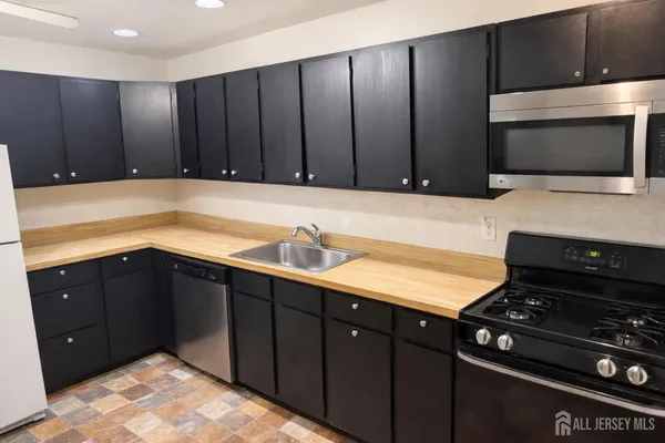 $319,500 | 1032 Cricket Lane, Woodbridge, NJ 07095