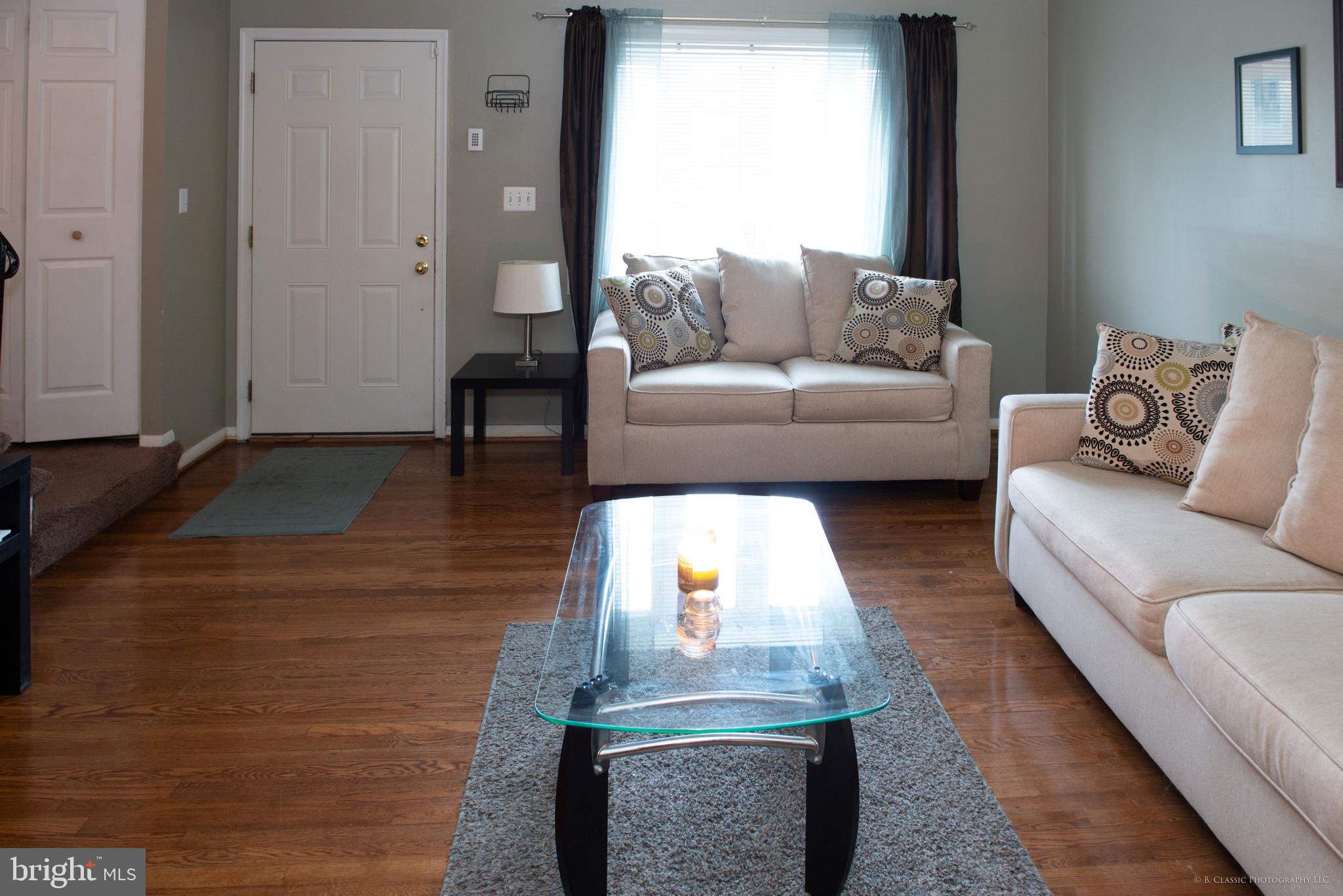 5633 Leiden Road Baltimore, MD 21206 - Photo 3 of 16 living room
