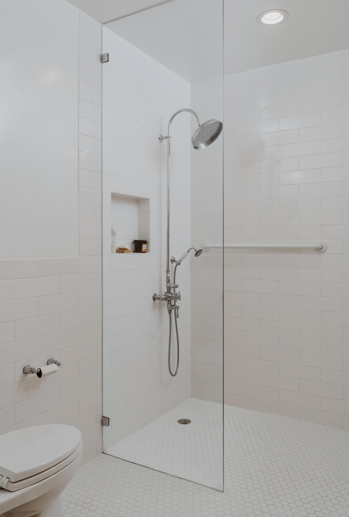 60 Seaview Drive Santa Barbara, CA 93108 - Photo 19 of 31 a bathroom with a shower