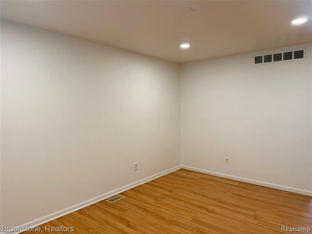 8401 18 18 Mile Road, Unit 196 Sterling Heights, MI 48313 - Photo 3 of 16