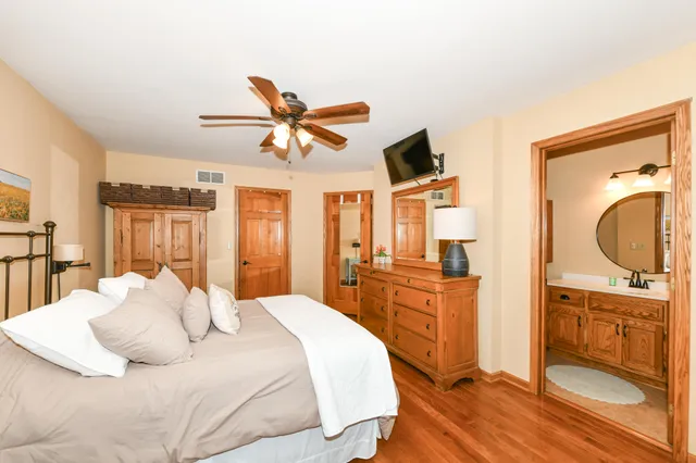 $424,900 | 300 King William Court South, Waukesha, WI 53186