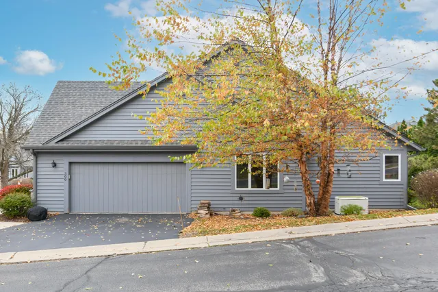 $424,900 | 300 King William Court South, Waukesha, WI 53186
