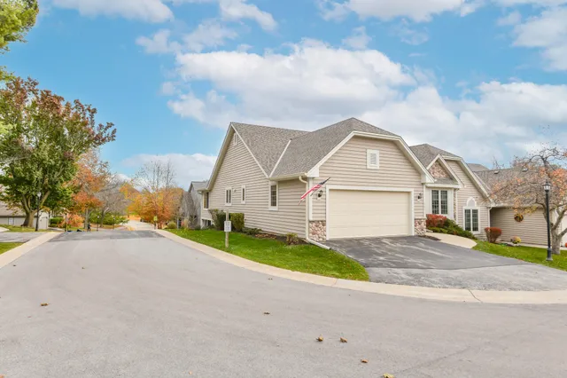 $424,900 | 300 King William Court South, Waukesha, WI 53186