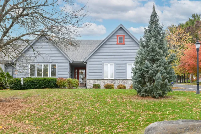 $424,900 | 300 King William Court South, Waukesha, WI 53186